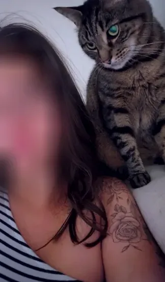 Manuela, 28